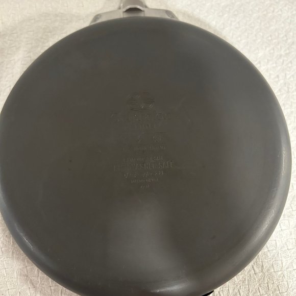 CALPHALON SAUCE PAN 10 1/2" WITH COVER - Picture 4 of 6